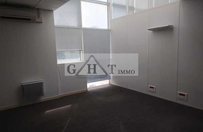 380 m² entrepot bureaux à vendre à TORCY — photo 3