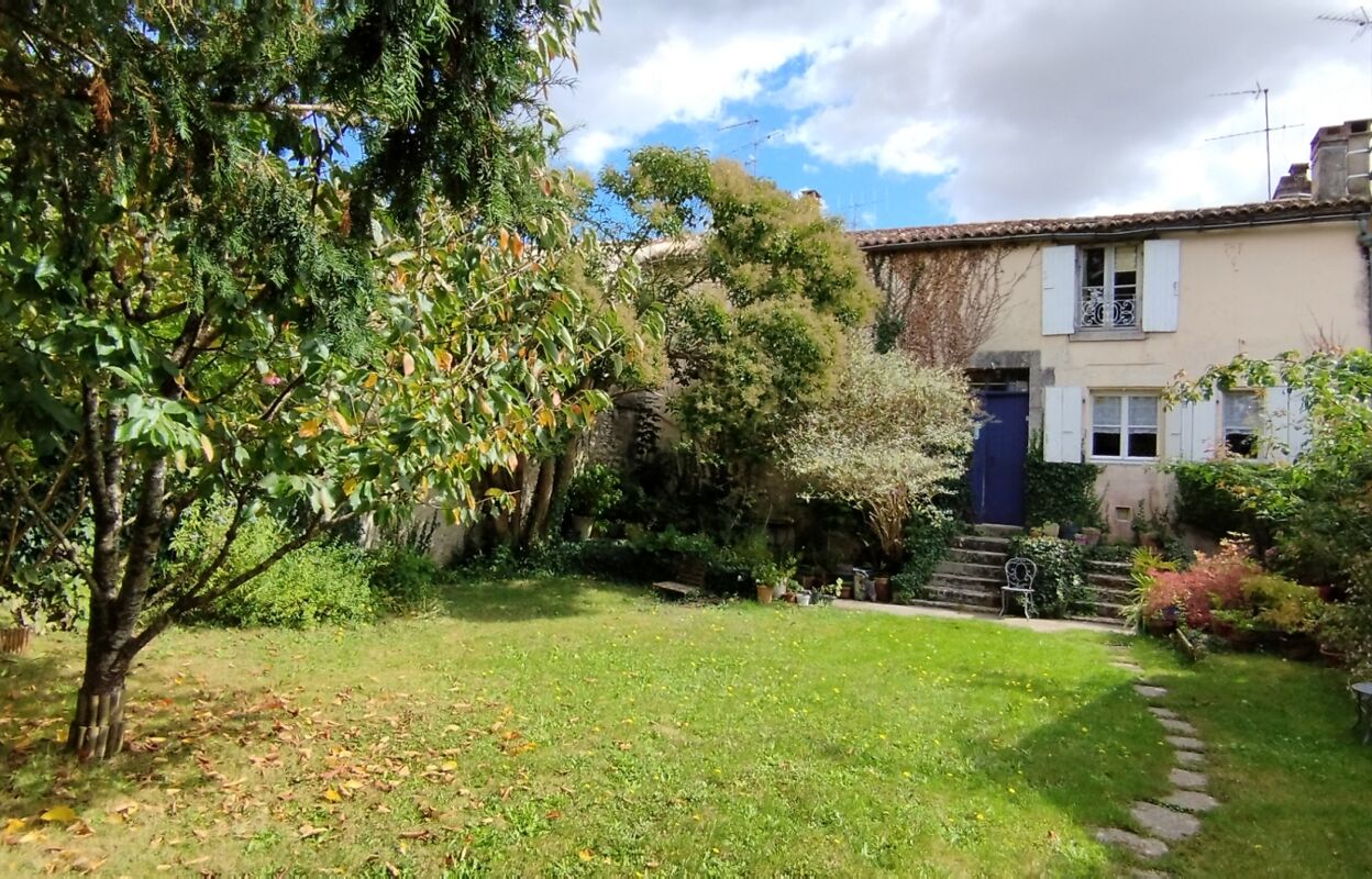 maison 5 pièces 200 m2 à vendre à Saint-Jean-d'Angély (17400)