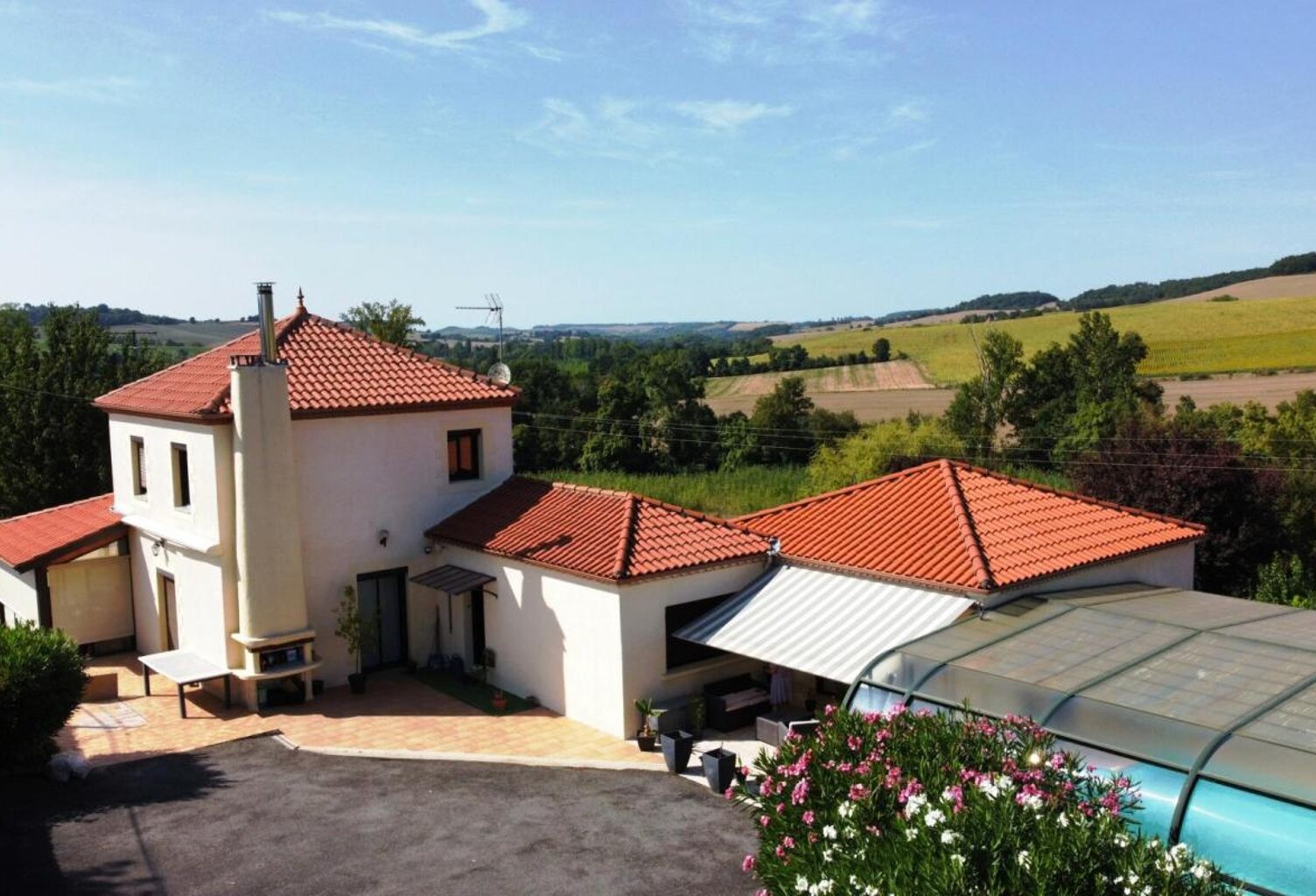 Exclusivité ! A vendre secteur de Castéra-Verduzan: Très belle maison en excellent état avec piscine couverte, appartement, 5 garages sur un magnifique terrain clos, fleuri et arboré de 2 616m2 — photo 1