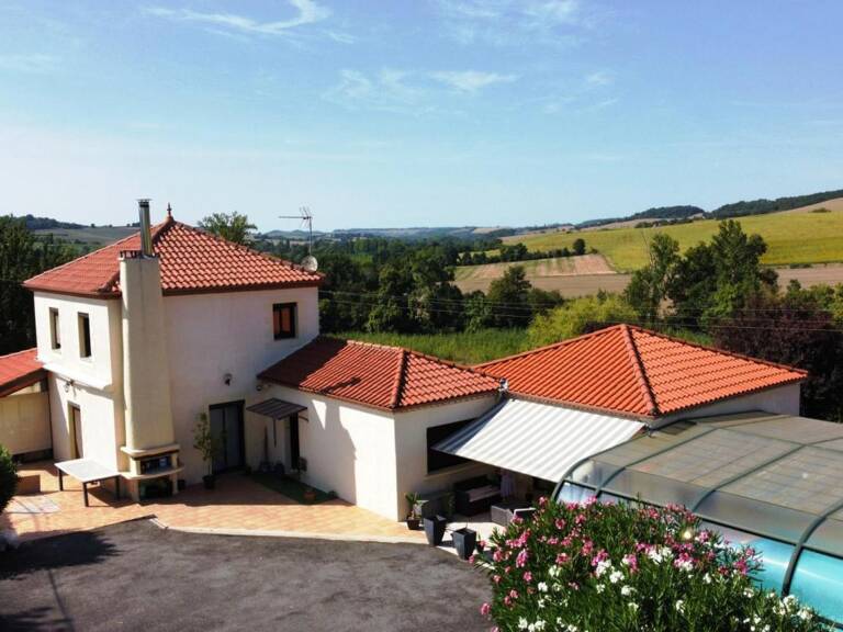 Exclusivité ! A vendre secteur de Castéra-Verduzan: Très belle maison en excellent état avec piscine couverte, appartement, 5 garages sur un magnifique terrain clos, fleuri et arboré de 2 616m2 — photo 1