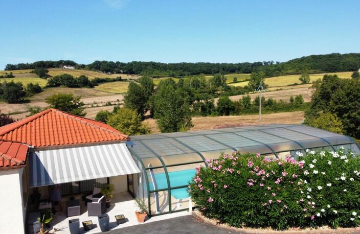 Exclusivité ! A vendre secteur de Castéra-Verduzan: Très belle maison en excellent état avec piscine couverte, appartement, 5 garages sur un magnifique terrain clos, fleuri et arboré de 2 616m2 — photo 2