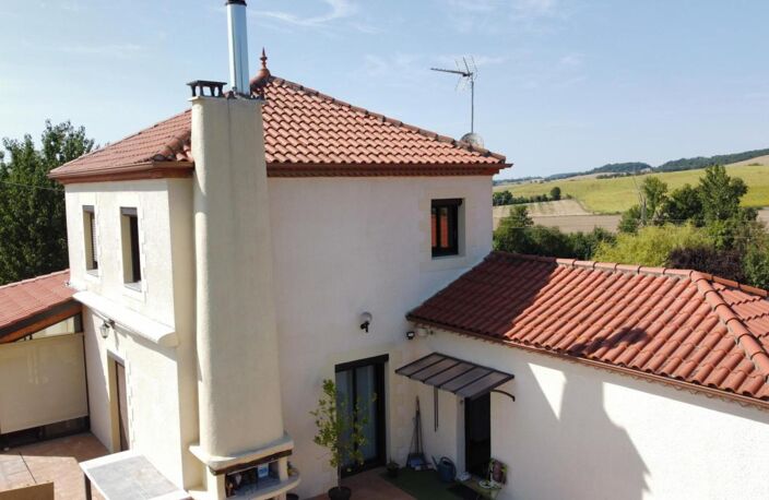 Exclusivité ! A vendre secteur de Castéra-Verduzan: Très belle maison en excellent état avec piscine couverte, appartement, 5 garages sur un magnifique terrain clos, fleuri et arboré de 2 616m2 — photo 3