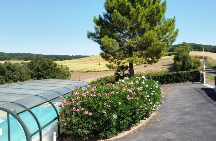 Exclusivité ! A vendre secteur de Castéra-Verduzan: Très belle maison en excellent état avec piscine couverte, appartement, 5 garages sur un magnifique terrain clos, fleuri et arboré de 2 616m2 — photo 5