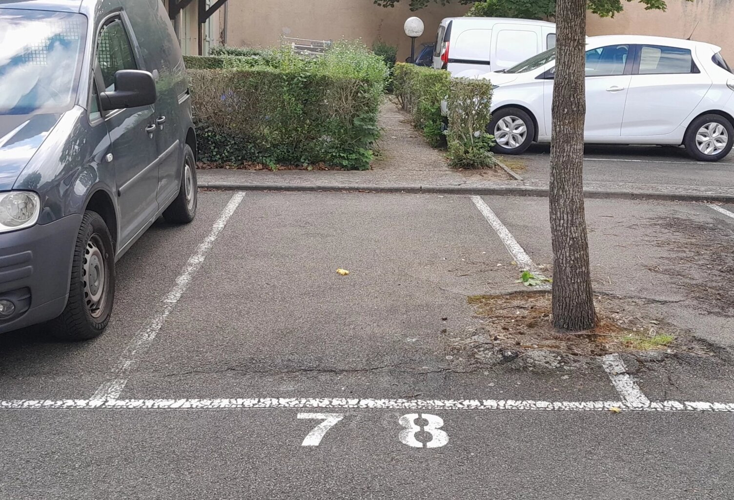 A LOUER - Place de Parking HOUDAN — photo 1