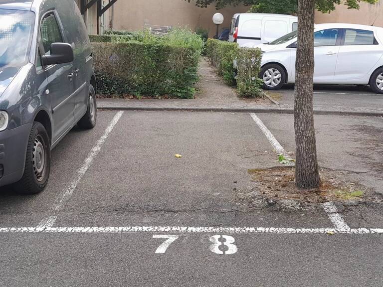 A LOUER - Place de Parking HOUDAN — photo 1