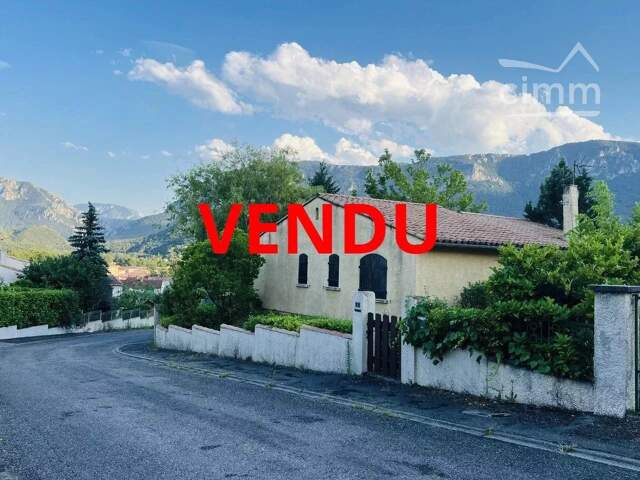 VENDU Charmante maison de plain pied et son  terrain arboré — photo du bien