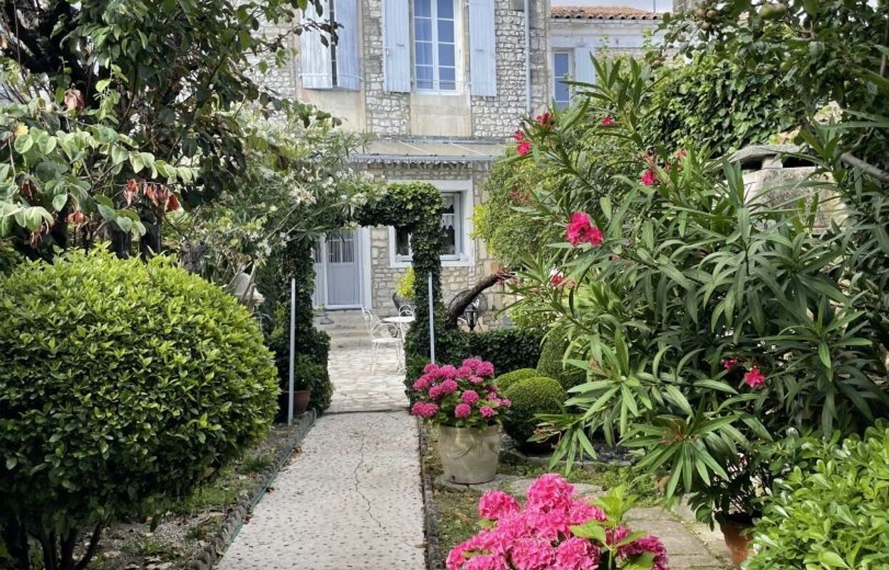 maison 4 pièces 156 m2 à vendre à Saint-Jean-d'Angély (17400)