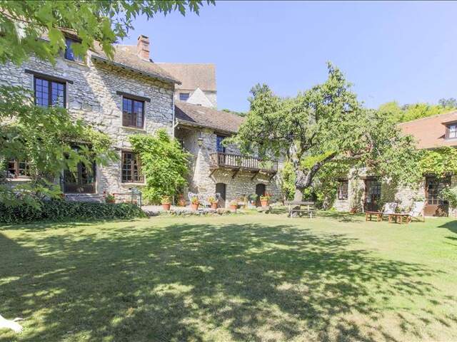 Maison en pierre de 8 pièces principales — photo du bien