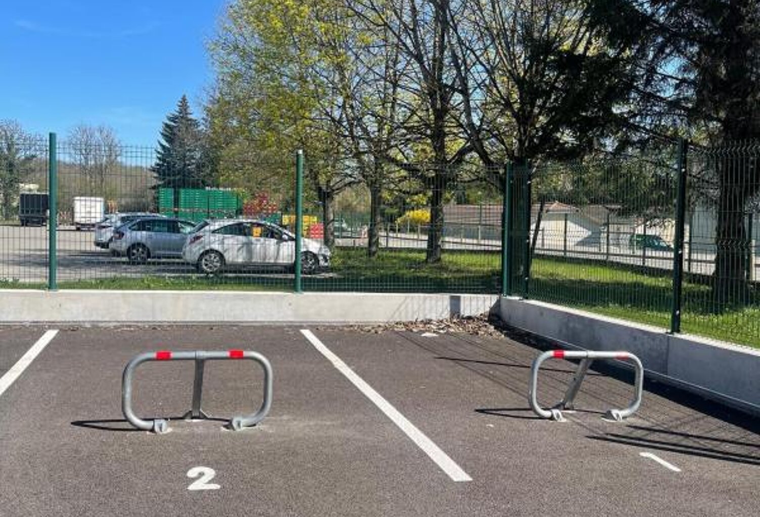 Places de parking À Louer - GEX — photo 1