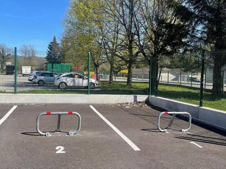 Places de parking À Louer - GEX — photo 1