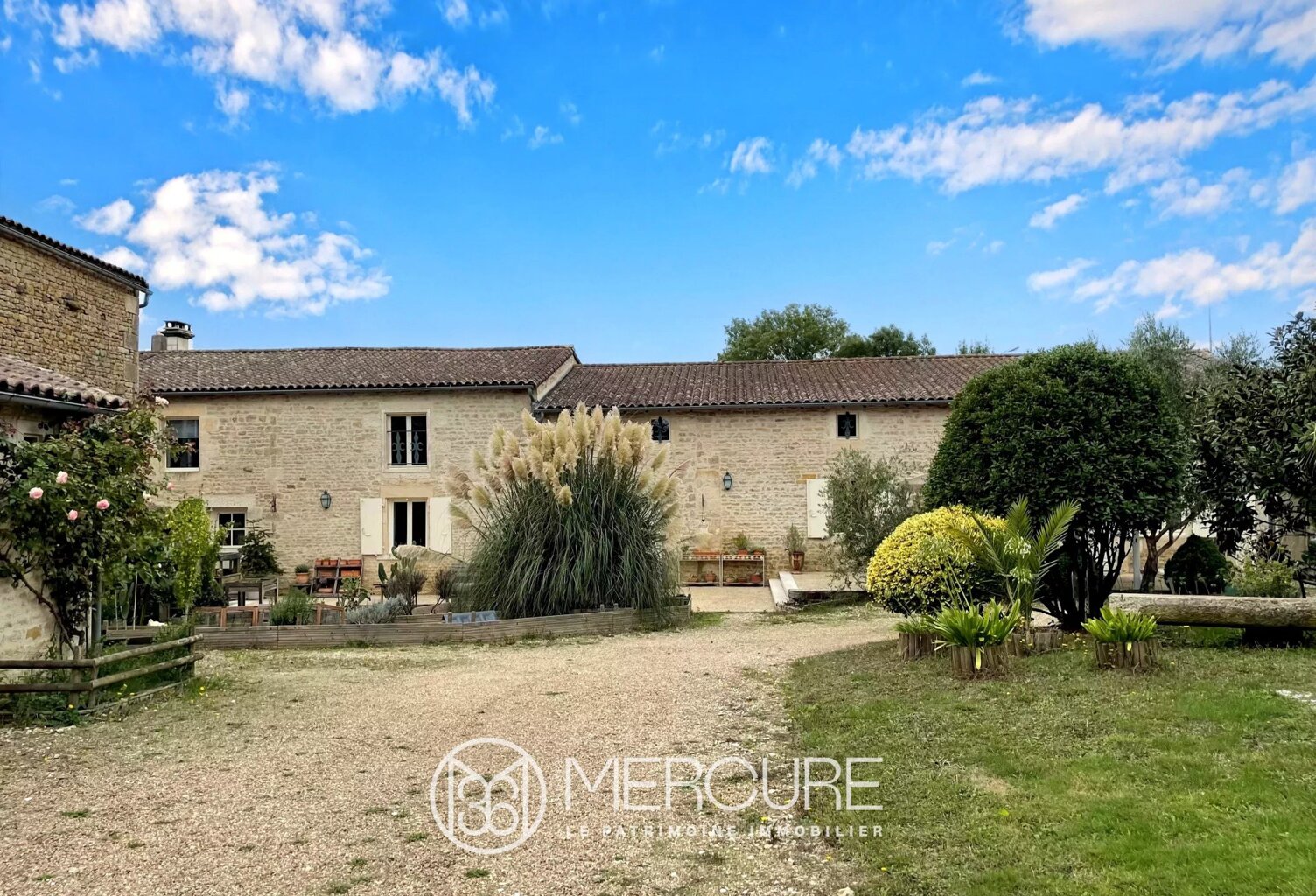 MAISON DE CARACTERE ET RENOVATION DE QUALITE — photo 1