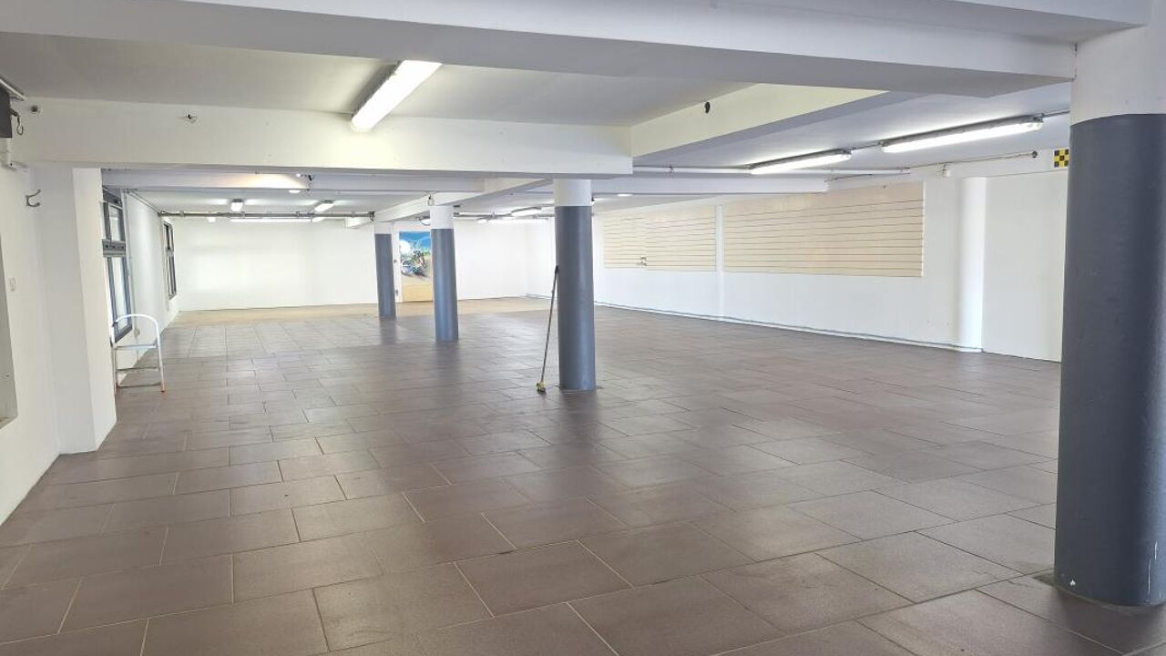 commerce  pièces 300 m2 à louer à Saint-Pierre (97410)