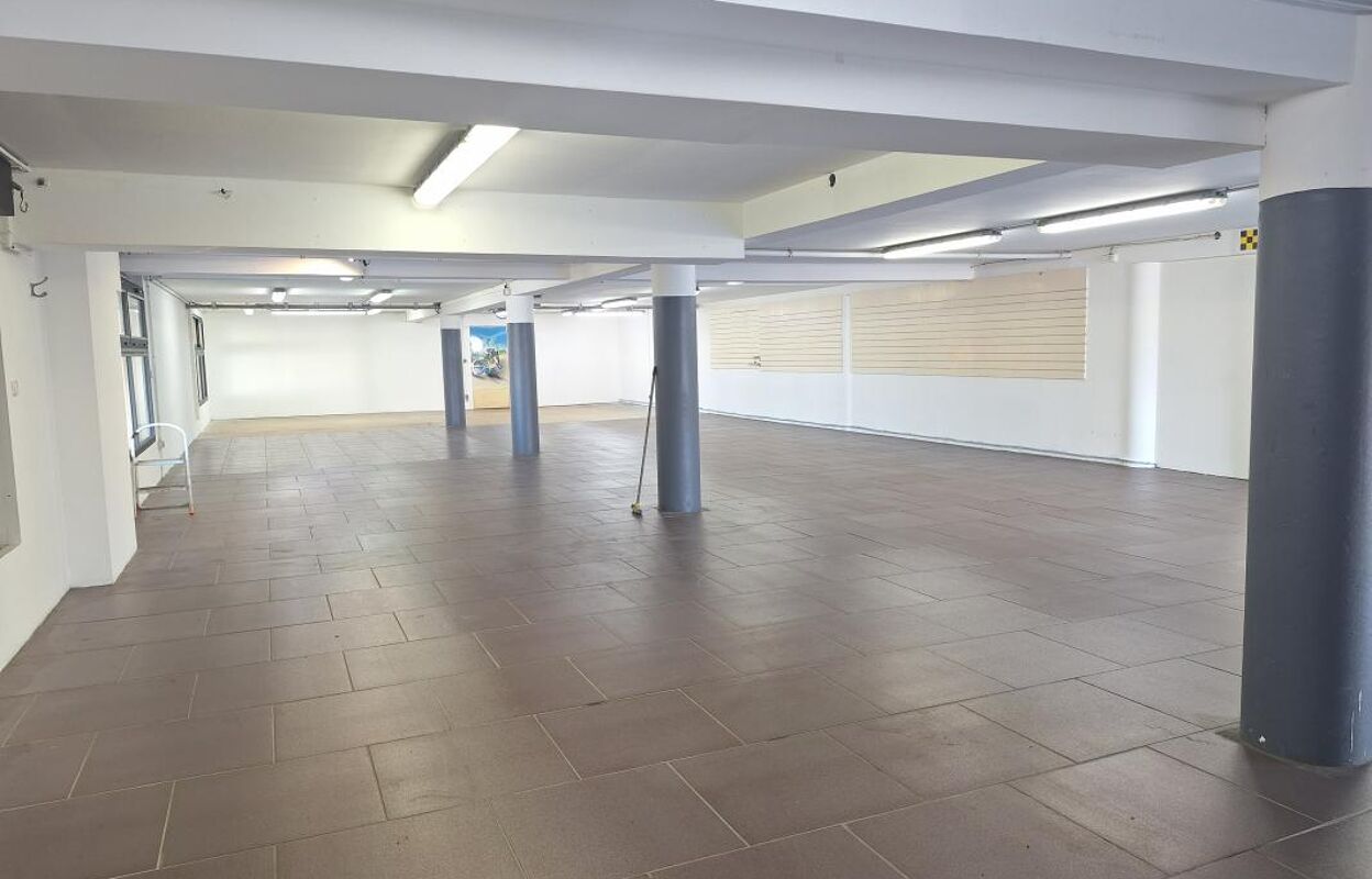 commerce  pièces 300 m2 à louer à Saint-Pierre (97410)