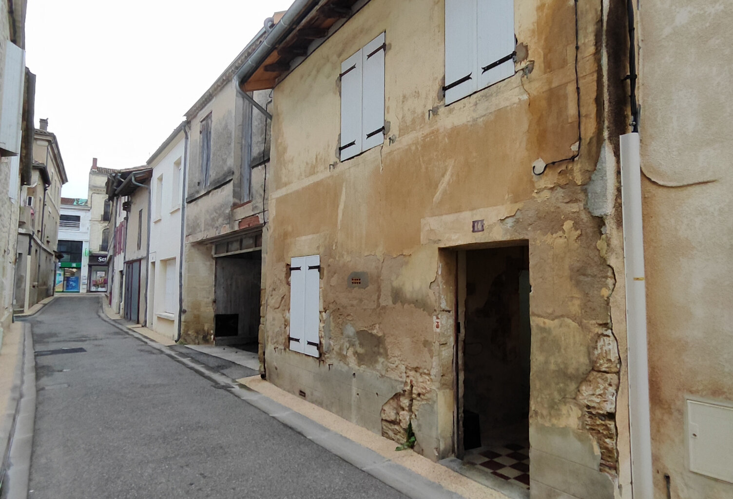 Maison de ville avec cour et grand garage — photo 1