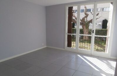 location appartement 675 € CC /mois à proximité de Aureille (13930)