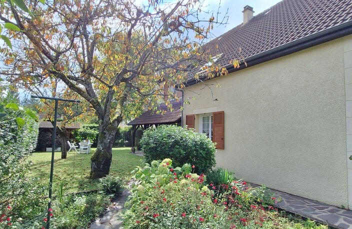 A SENS ,QUARTIER CALME,MAISON 150M2 ENVIRON,4 CHAMBRES,1 BUR — photo 5