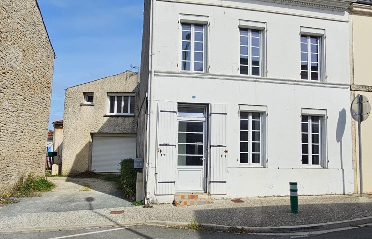 maison 10 pièces 246 m2 à vendre à Saint-Hilaire-de-Villefranche (17770)