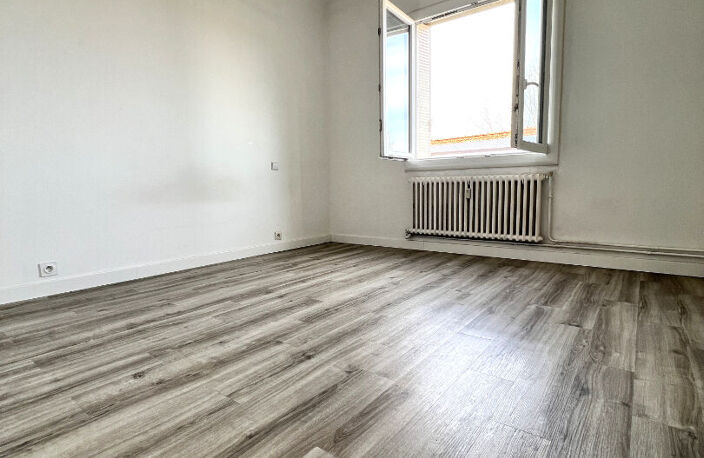 Appartement de 89 m2  avec balcon, parking libre et cellier, 2eme etage. — photo 2