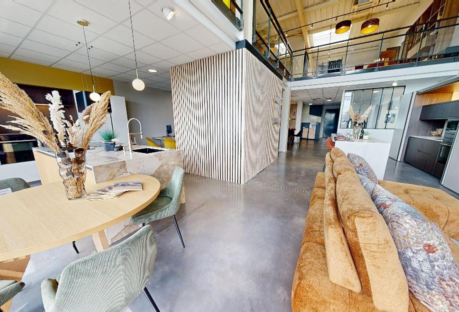 Local commercial / professionnel 255 m² – Saint-Genest-Lerpt — photo 1
