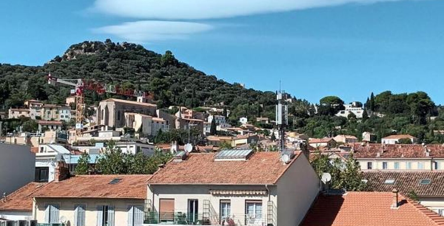 HYÈRES- Appartement À Vendre — photo 1