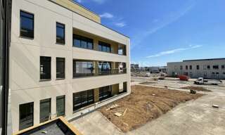 Bureau  4192 m² à louer à Genas (69740)