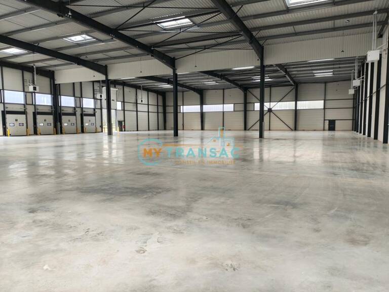 A louer Local d'activité neuf de 3 562m² avec 4 quais et 2 plain-pied à La Courneuve — photo 1