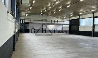 Local industriel  738 m² à louer à Le Pin (77181)