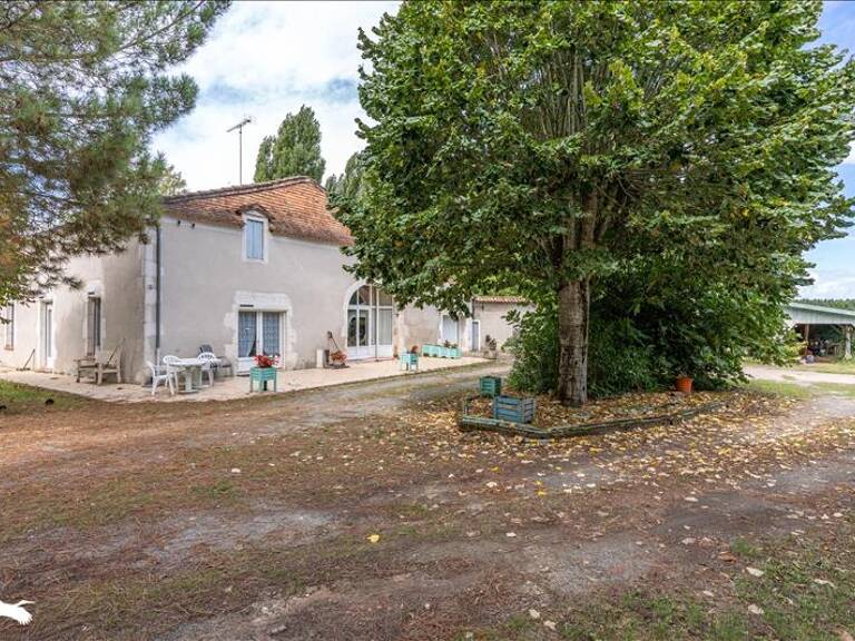 Maison en pierre de 8 pièces principales — photo 1