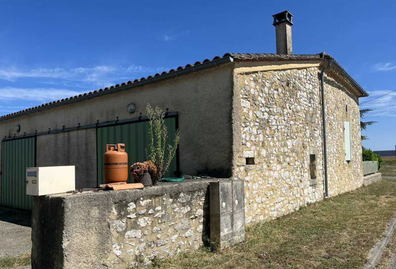 Maison en pierre de 3 pièces principales — photo 1