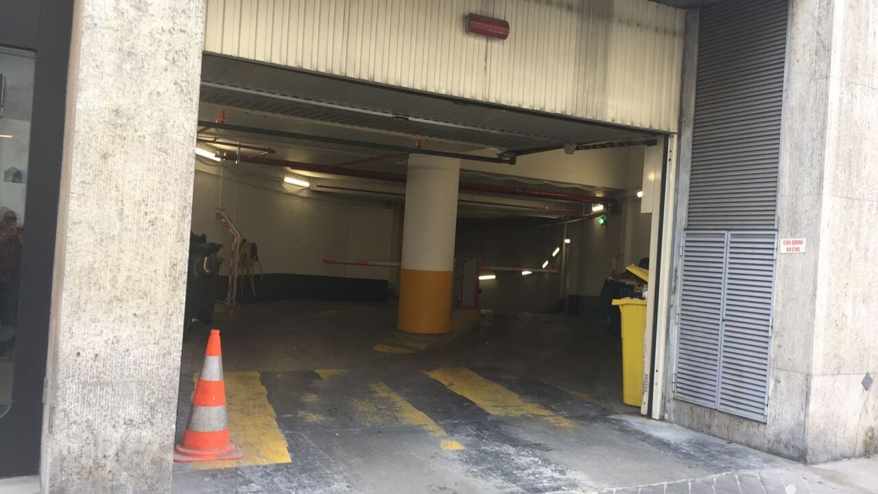 garage  pièces 11 m2 à louer à Paris 8 (75008)