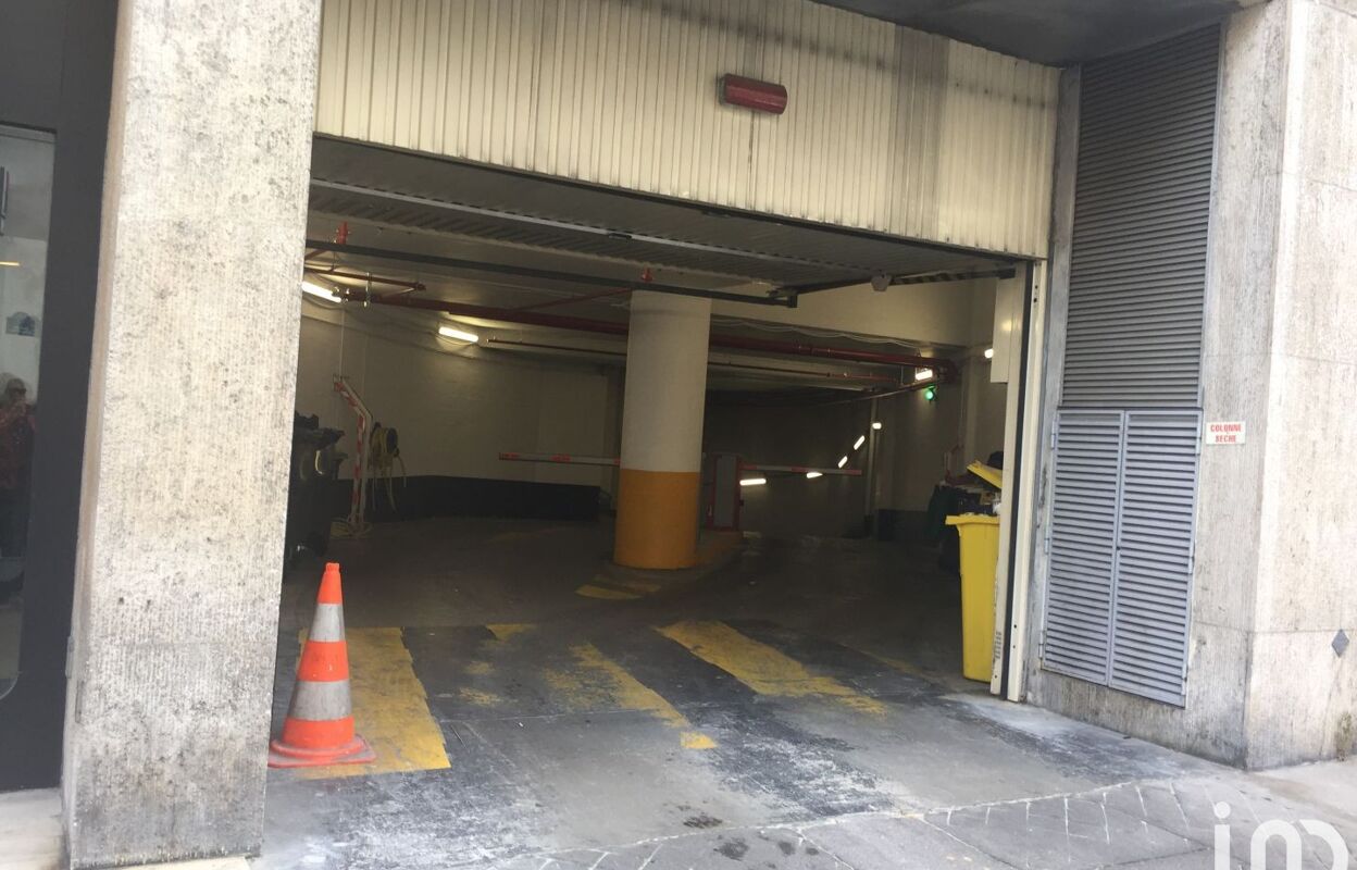 garage  pièces 11 m2 à louer à Paris 8 (75008)