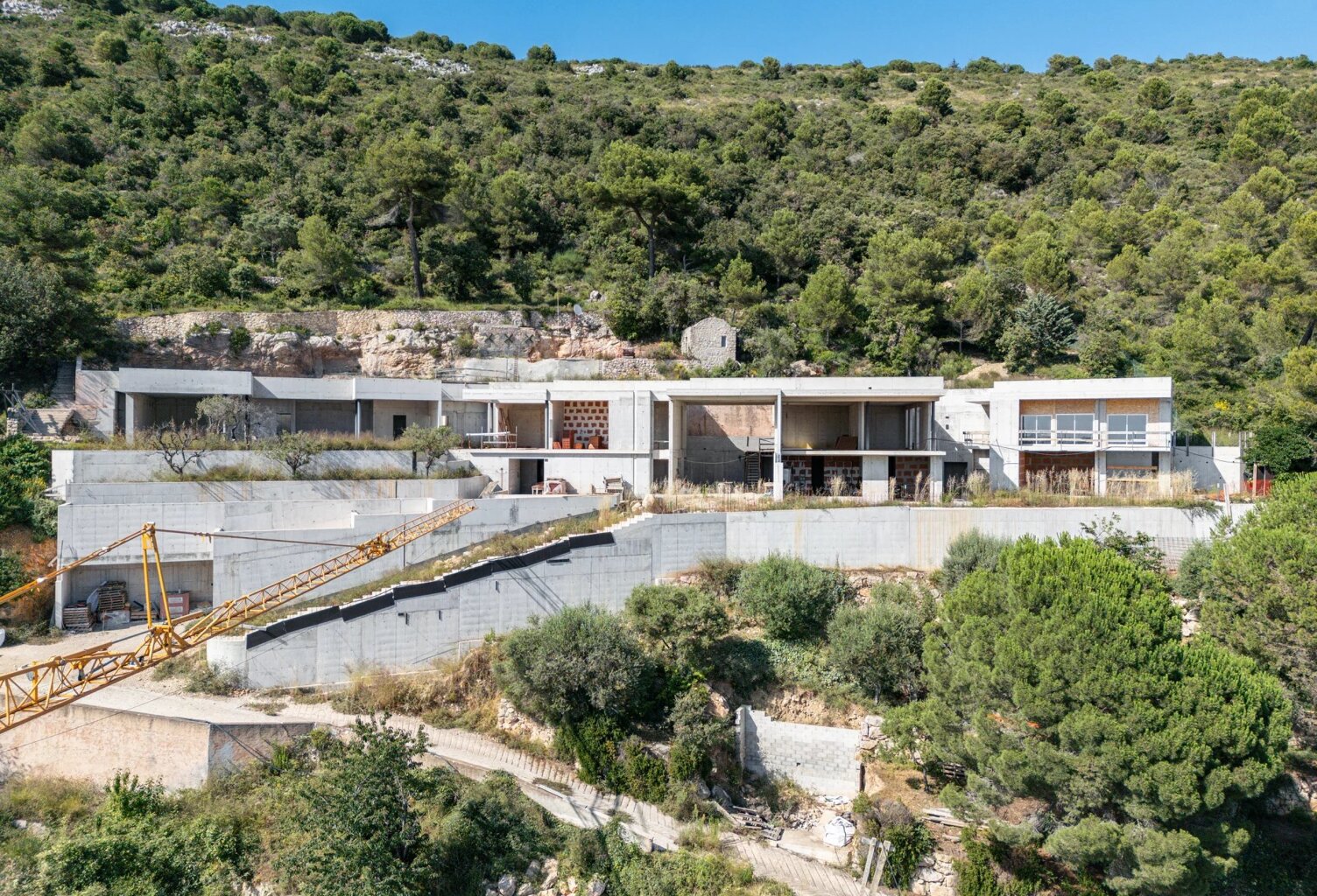 EZE | VILLA A TERMINER | 1000m2 HABITABLES | 1 HECTARE DE TERRAI — photo 1