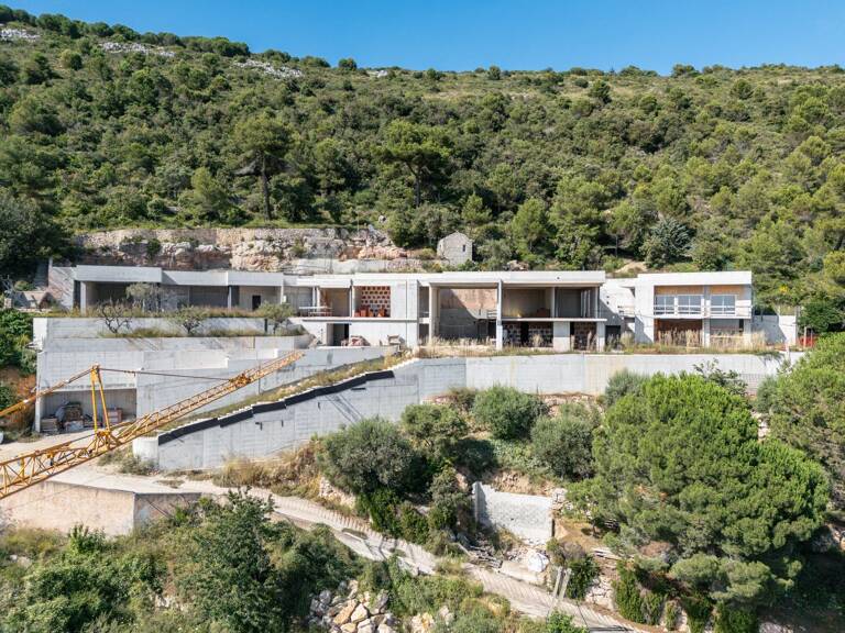 EZE | VILLA A TERMINER | 1000m2 HABITABLES | 1 HECTARE DE TERRAI — photo 1