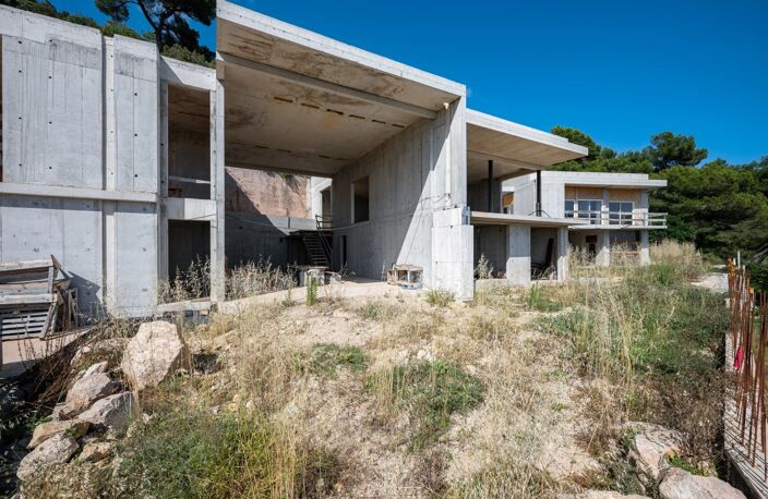 EZE | VILLA A TERMINER | 1000m2 HABITABLES | 1 HECTARE DE TERRAI — photo 2