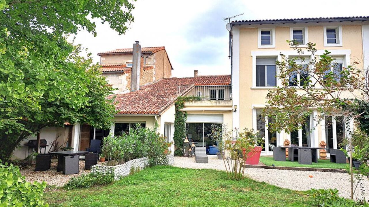 maison 10 pièces 302 m2 à vendre à Coteaux-du-Blanzacais (16250)