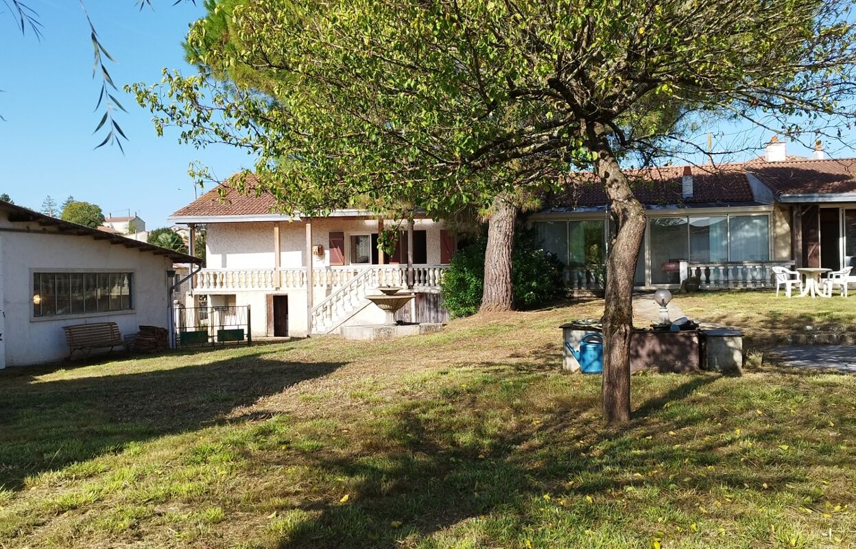 maison 7 pièces 159 m2 à vendre à Saint-Séverin-sur-Boutonne (17330)