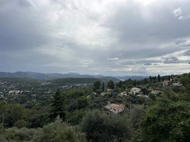Proche des commerces et vue dégagée — photo du bien