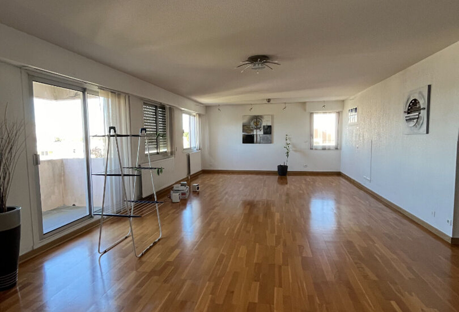 APPARTEMENT LUMINEUX AVEC BALCON ET GARAGE — photo 1
