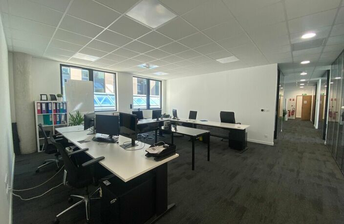 BUREAUX à LOUER — photo 2