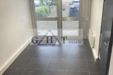 Local industriel  8740 €