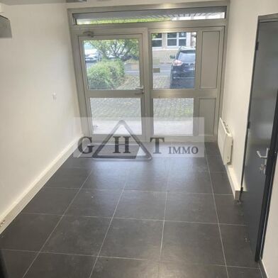 Local industriel  8740 €