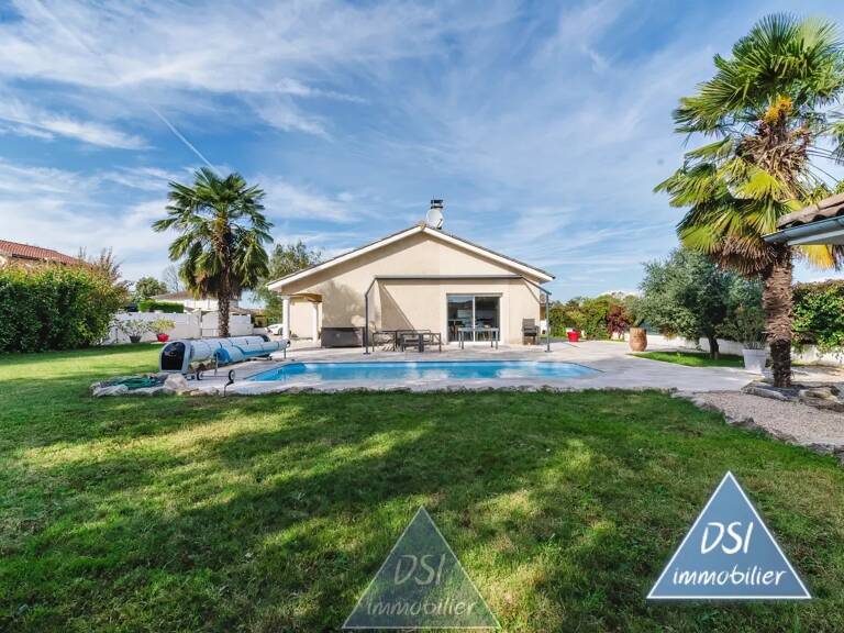 TRAMOYES. Dans un secteur résidentiel et recherché, villa de PLEIN PIED d'une surface totale de 130 m² habitable + garage de 28m² + dépendances sur une parcelle de 1000m² avec piscine. — photo 1