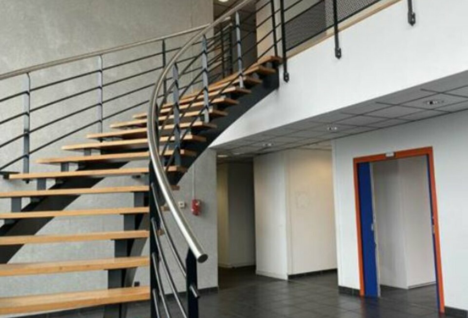 BUREAUX à LOUER — photo 1
