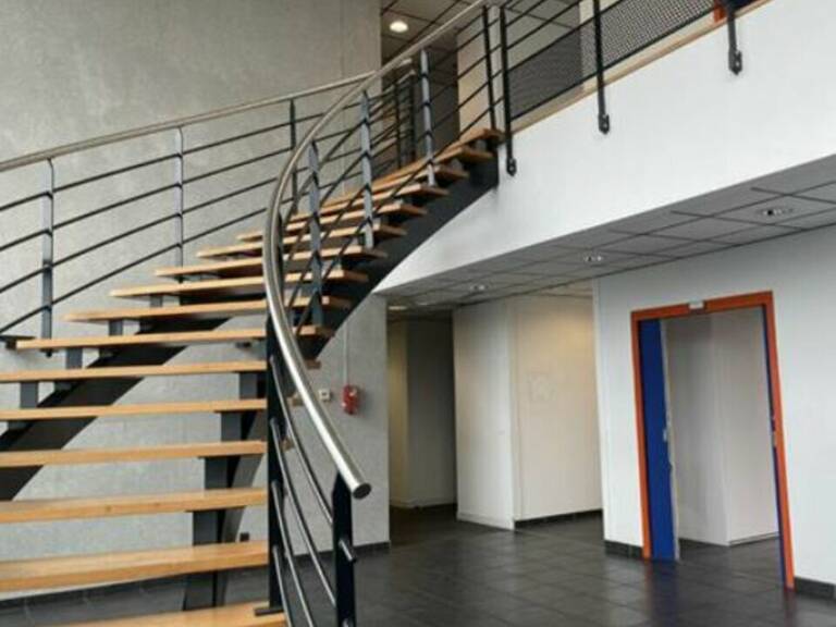 BUREAUX à LOUER — photo 1