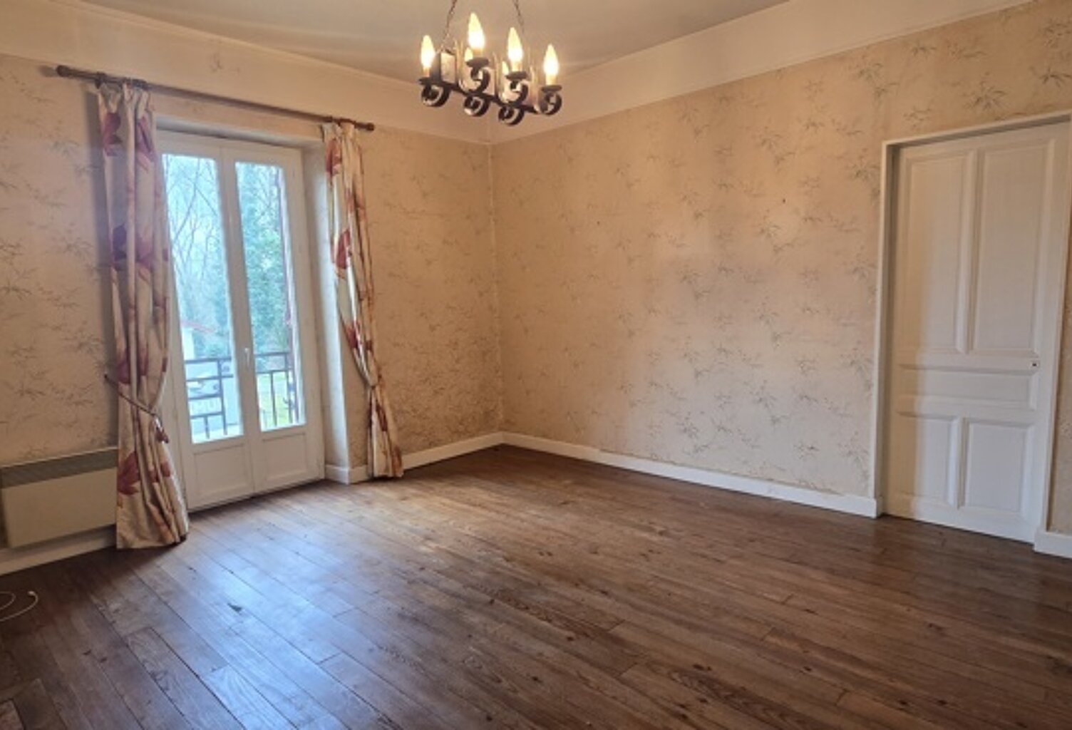 Maison en pierre de 3 pièces principales — photo 1