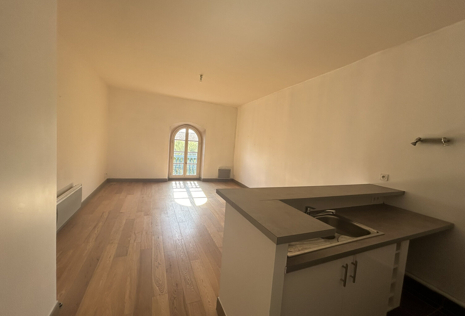 NÎMES proche Maison Carrée, P3 de 75.04 m2 au 3ème étage d'u — photo 1