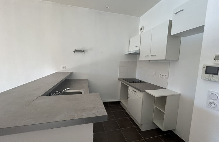 NÎMES proche Maison Carrée, P3 de 75.04 m2 au 3ème étage d'u — photo 2