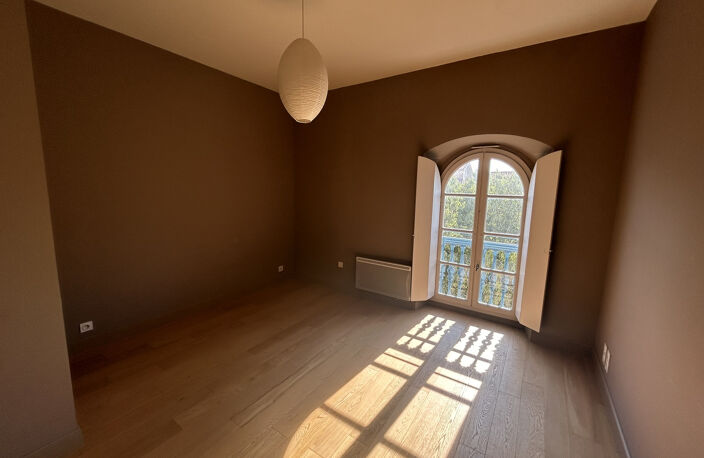 NÎMES proche Maison Carrée, P3 de 75.04 m2 au 3ème étage d'u — photo 3