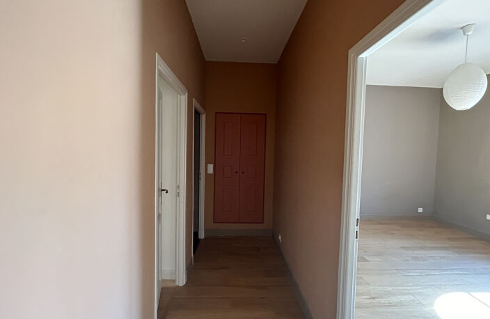 NÎMES proche Maison Carrée, P3 de 75.04 m2 au 3ème étage d'u — photo 4