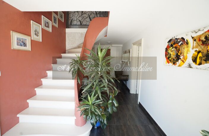 Villa — photo 2